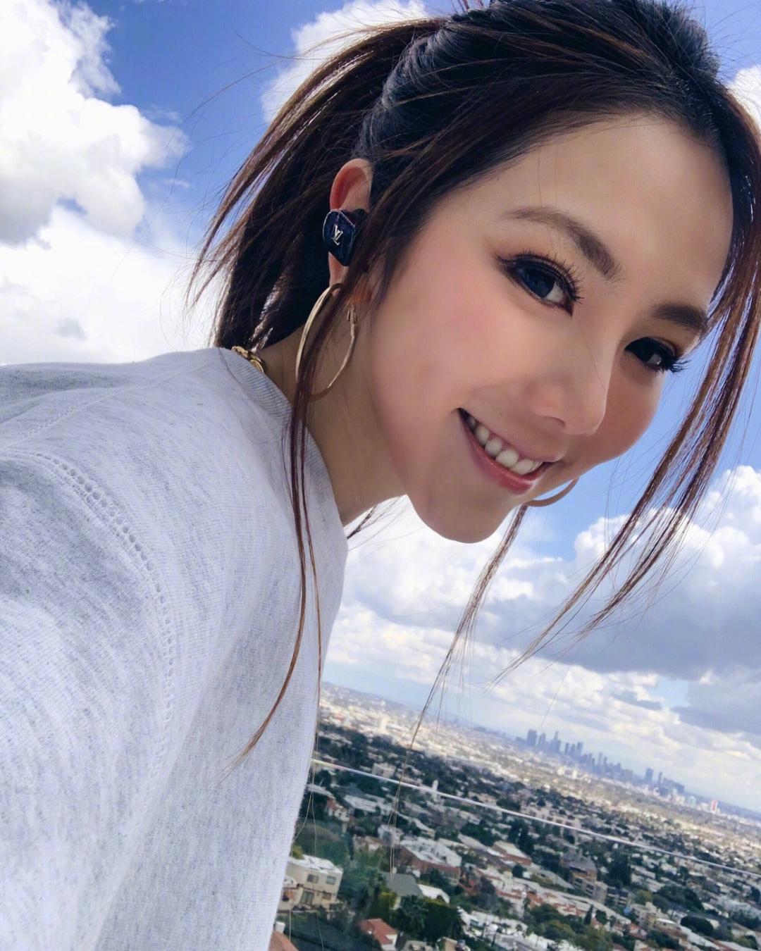 邓紫棋以前穿皮裤的造型,邓紫棋穿粉皮裤的照片