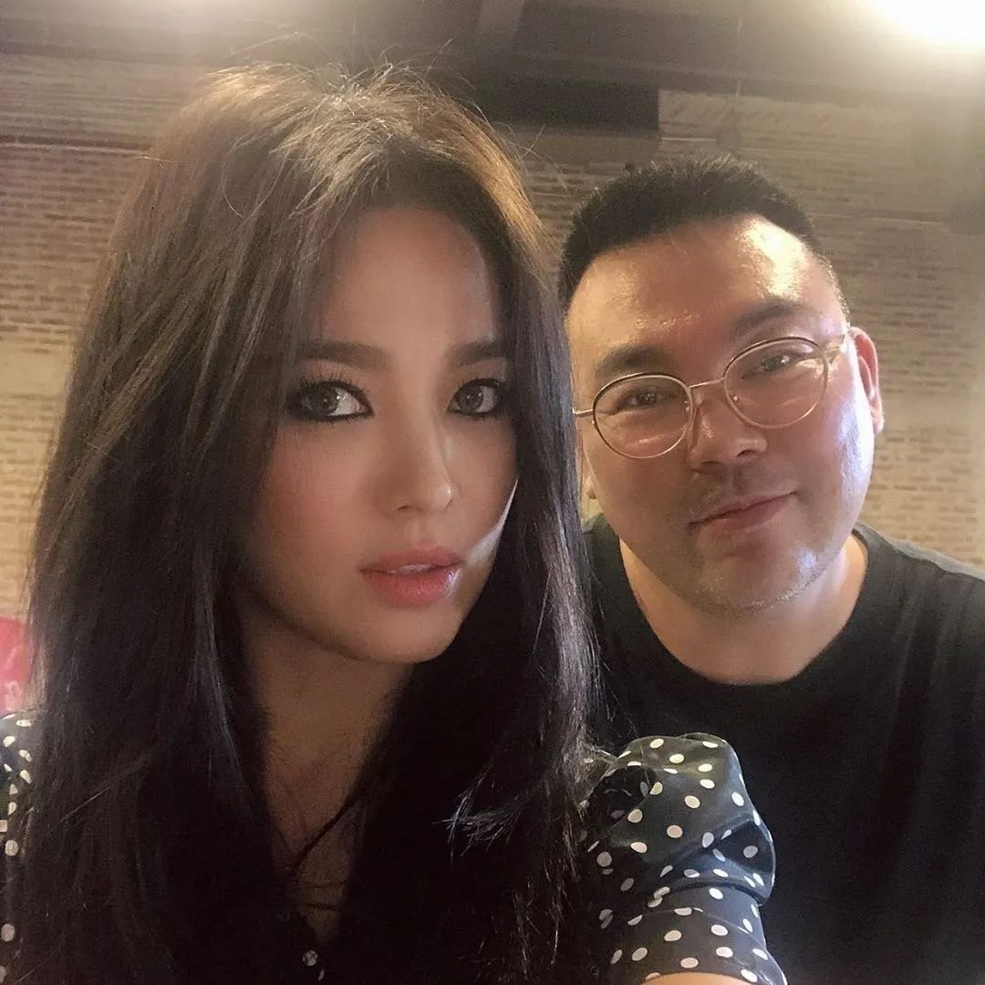 邓紫棋以前穿皮裤的造型,邓紫棋穿粉皮裤的照片