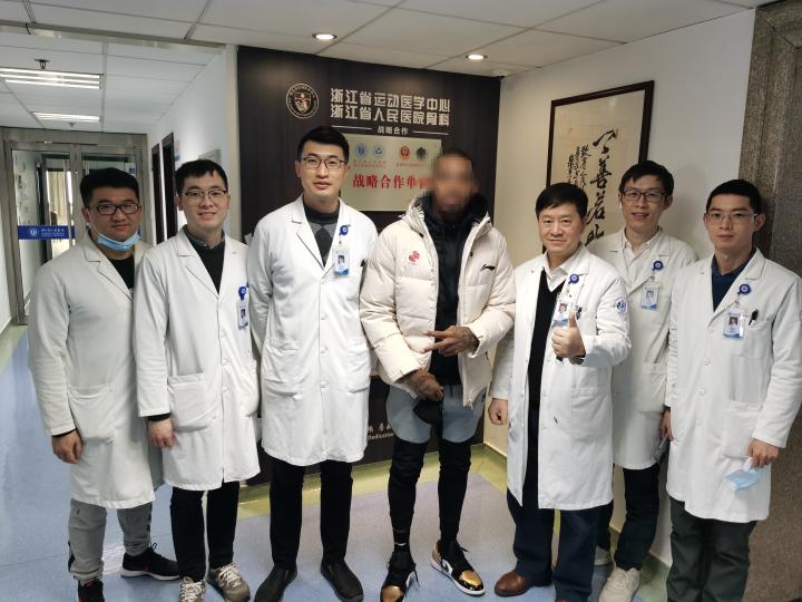 小伙打篮球膝盖报废,胖子打篮球伤膝盖