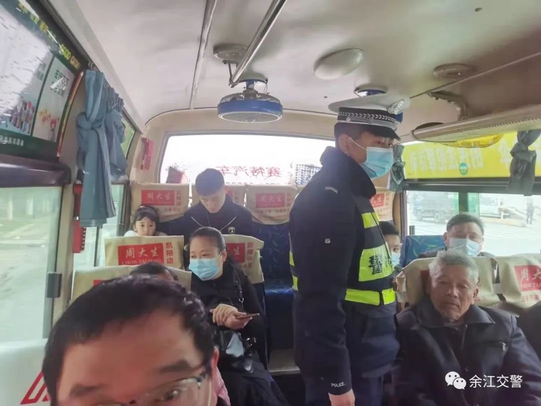超员超载危害大生命珍贵莫儿戏,平安春运交警同行严守群众安全线