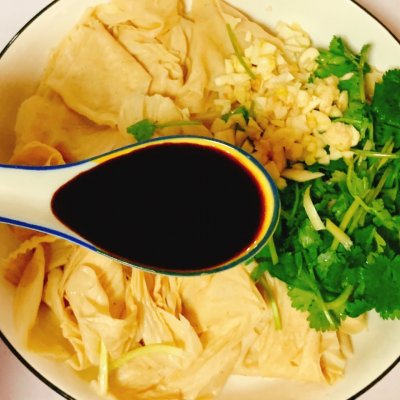 凉拌香辣豆腐皮,比辣条还好吃的豆腐皮做法