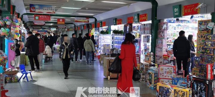 义乌小商品城今天开市迎客，有史以来最早，有商户刚一开门就接到5万美金订货款