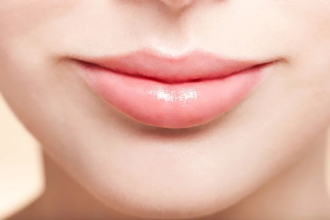 什么唇膏好用又不油腻又润唇,冬季去唇部死皮的唇膏