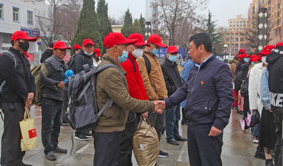 457名务工人员乘坐务工专列返岗,蕲春外出务工人员返岗