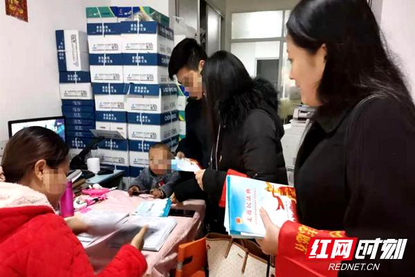 学习雷锋睦邻里志愿服务进万家