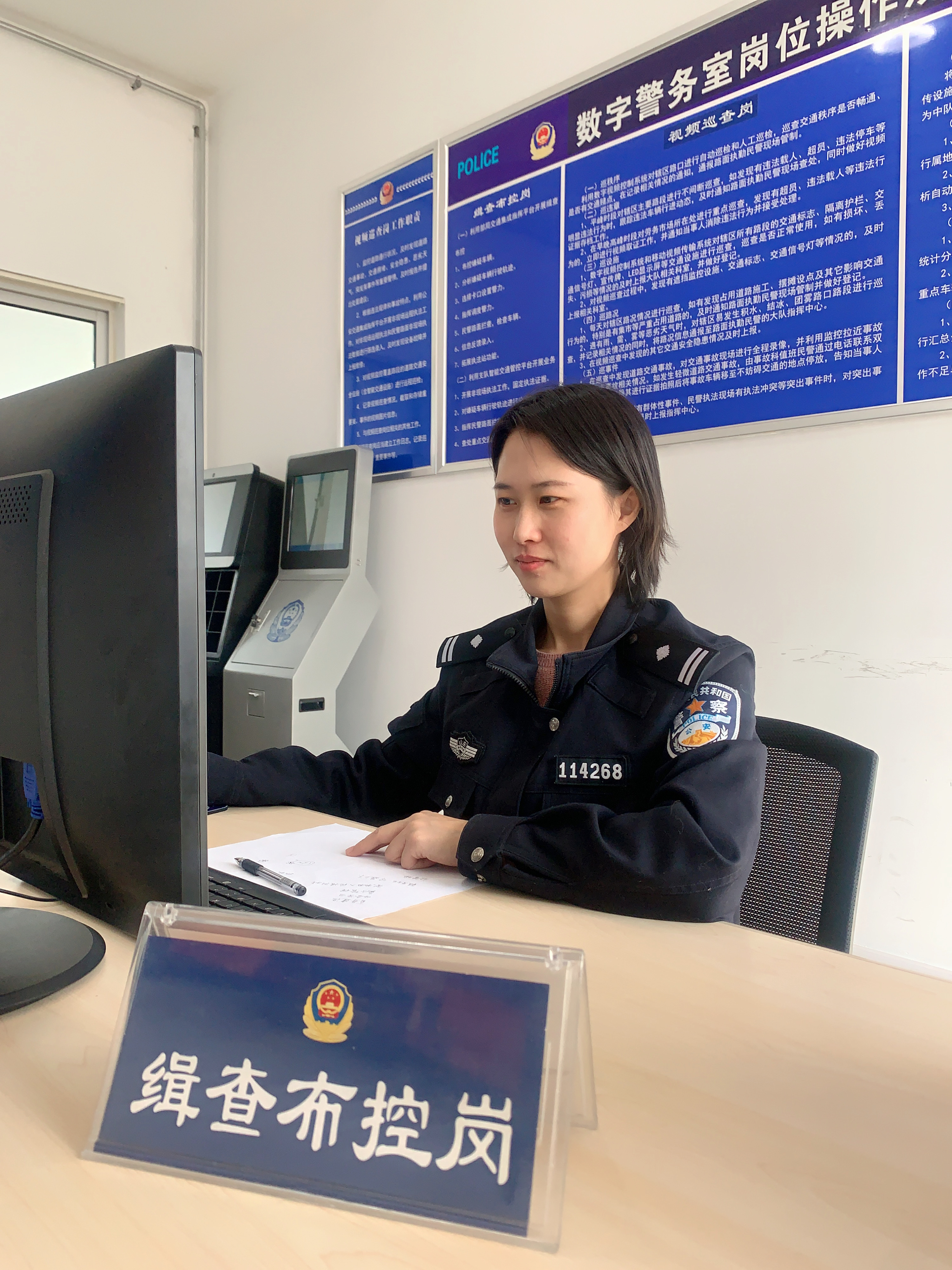 公安交警三八节女民警事迹 (青岛最美交警女警)
