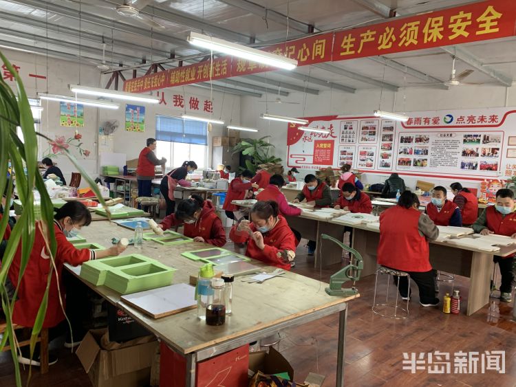 成为100多名智障“孩子”的“崔妈”，用爱心诠释巾帼力量