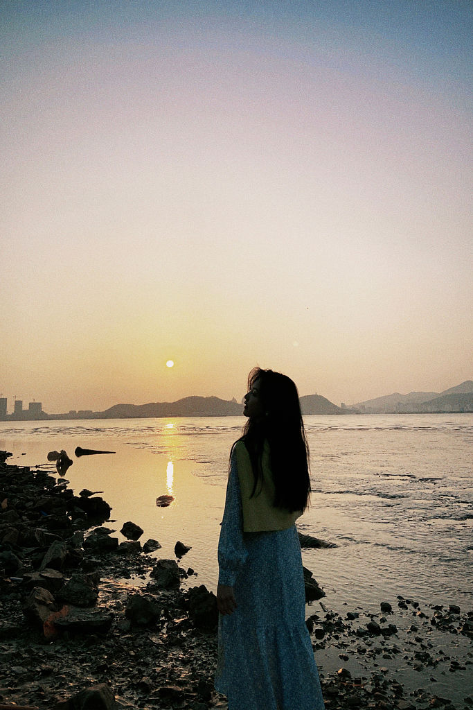 章若楠慵懒风卷发,章若楠慵懒马尾