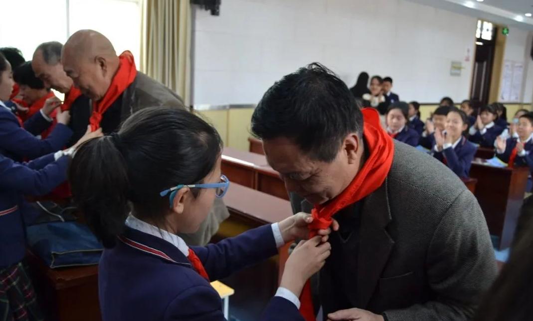 市关工委莅临我校检查指导工作,关工委到小学检查工作报道