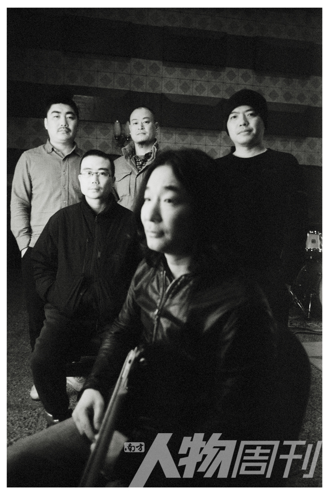 专访万能青年旅店,时代症候里的突围|封面人物