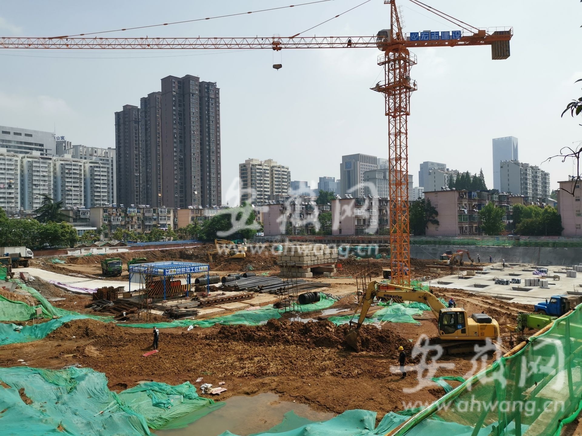 合肥二中一施工项目与居民楼仅一墙之隔连夜施工噪音让学生家长叫苦不迭