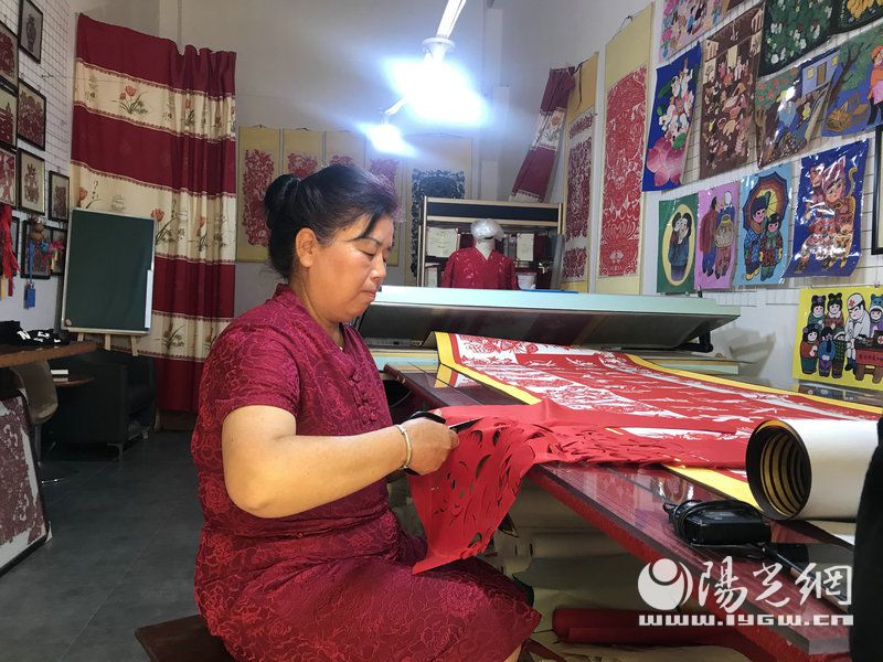 西安鄠邑区剪纸传承人,陕西西安的剪纸艺术家杨彩霞