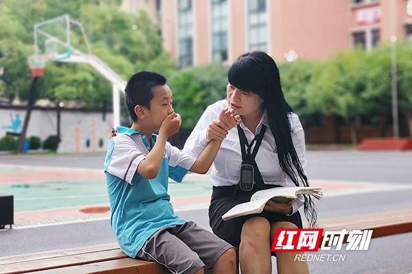 全国优秀*产党共**员|特教园丁刘玲琍：用爱倾心浇灌迟开的花朵