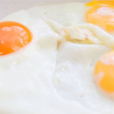 用可乐和鸡蛋做出美食,鸡蛋里倒入可乐和醋