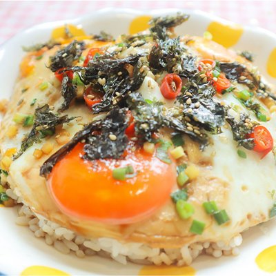 用可乐和鸡蛋做出美食,鸡蛋里倒入可乐和醋