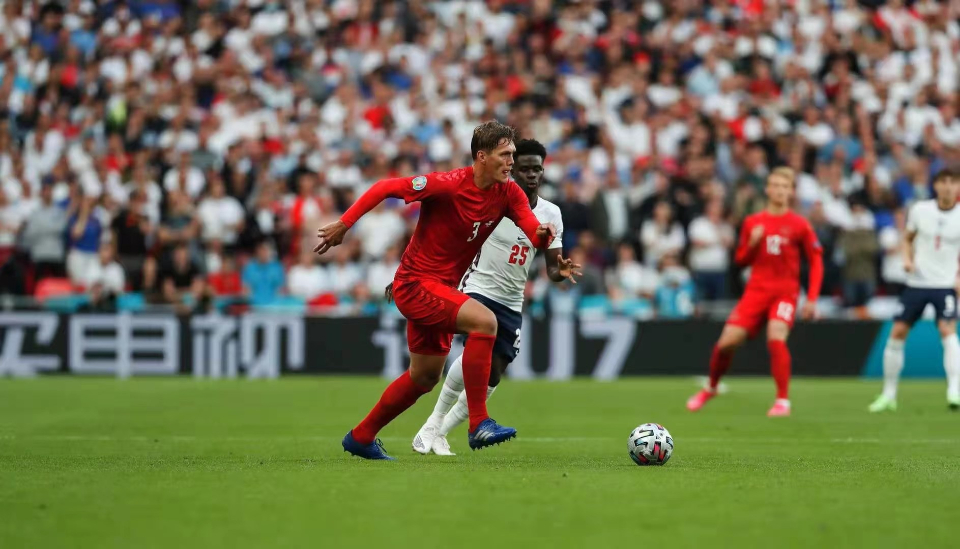 用争议的进球终结童话,英格兰只想“让足球回家”