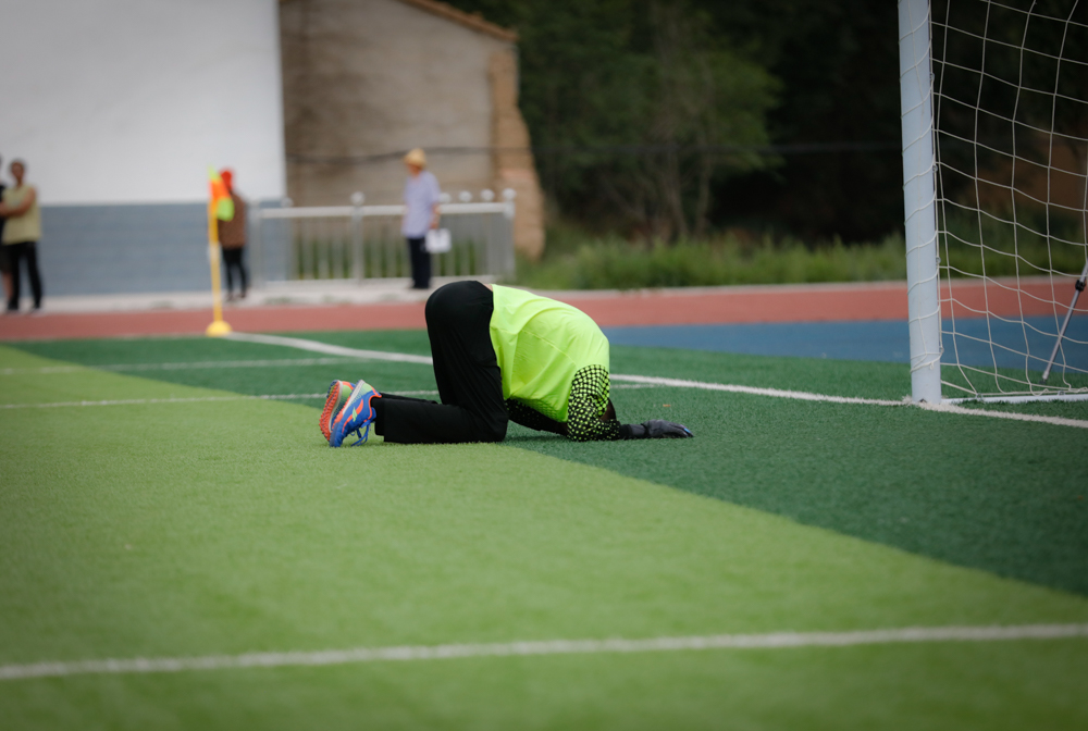 足球赛场上的心酸,足球场上的感动瞬间文章