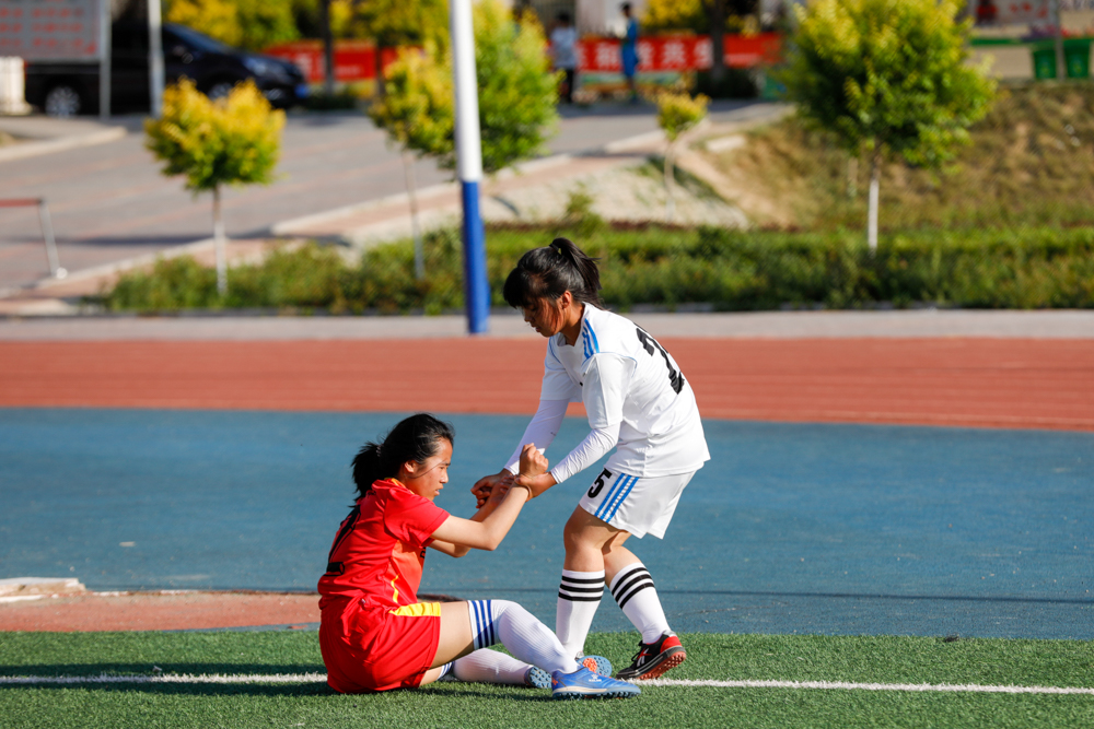 足球赛场上的感动瞬间,足球赛场感动视频