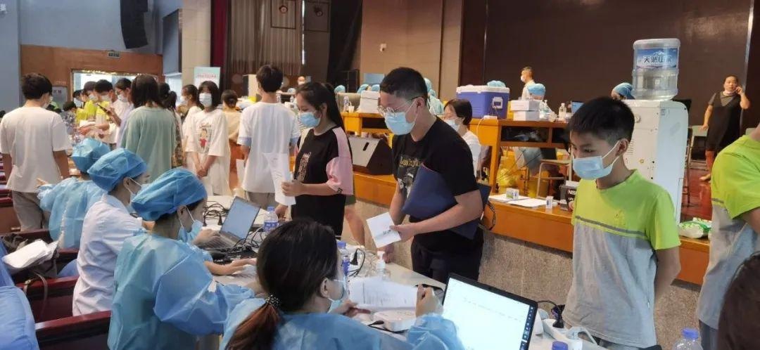 四川德阳市直属学校首批3200名12-17周岁学生接种疫苗
