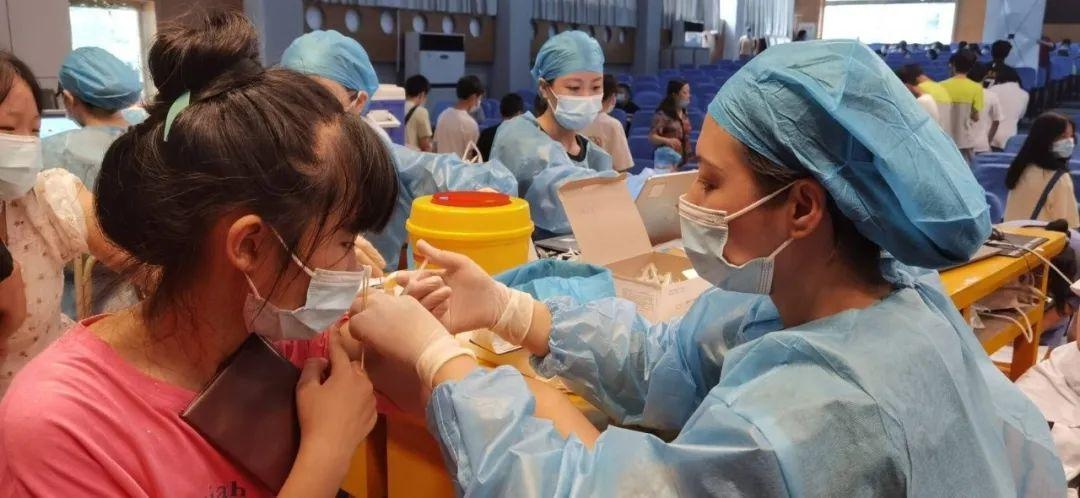 四川德阳市直属学校首批3200名12-17周岁学生接种疫苗