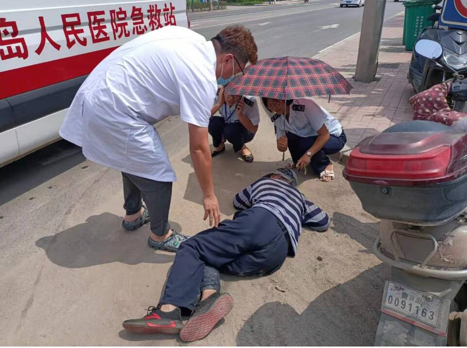 七旬老人中暑晕倒好心市民紧急施救