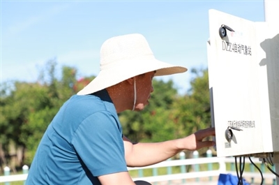 气象员记录一天的天气温度的变化,高温天气刷新历史记录