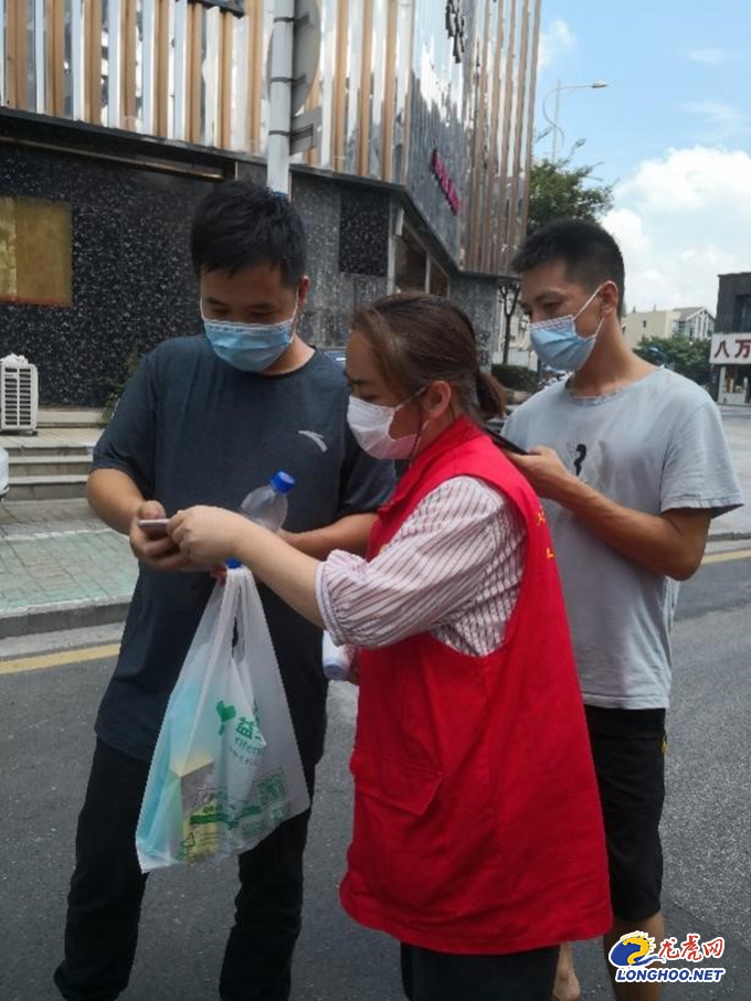 疫线临时党支部党旗飘扬显担当,疫情防控服务站临时党支部