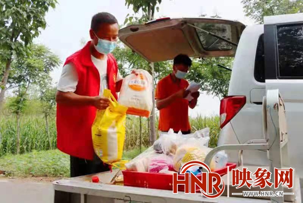 宝丰县赵庄镇志愿者成代购员“宅急送”让群众生活有保障