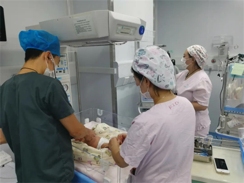 2个月的宝宝感冒引发肺炎,2岁宝宝肺炎引起发烧