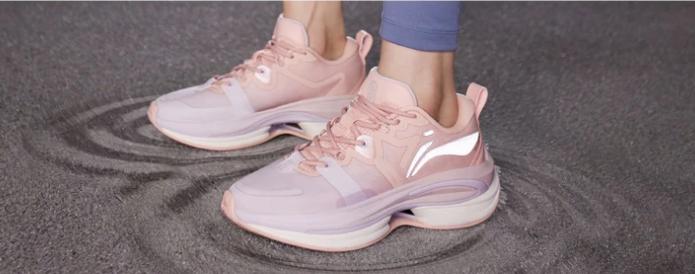 购时髦：技术不够装备来凑那些好看又实用的运动服饰｜封面天天见·逛姐出街