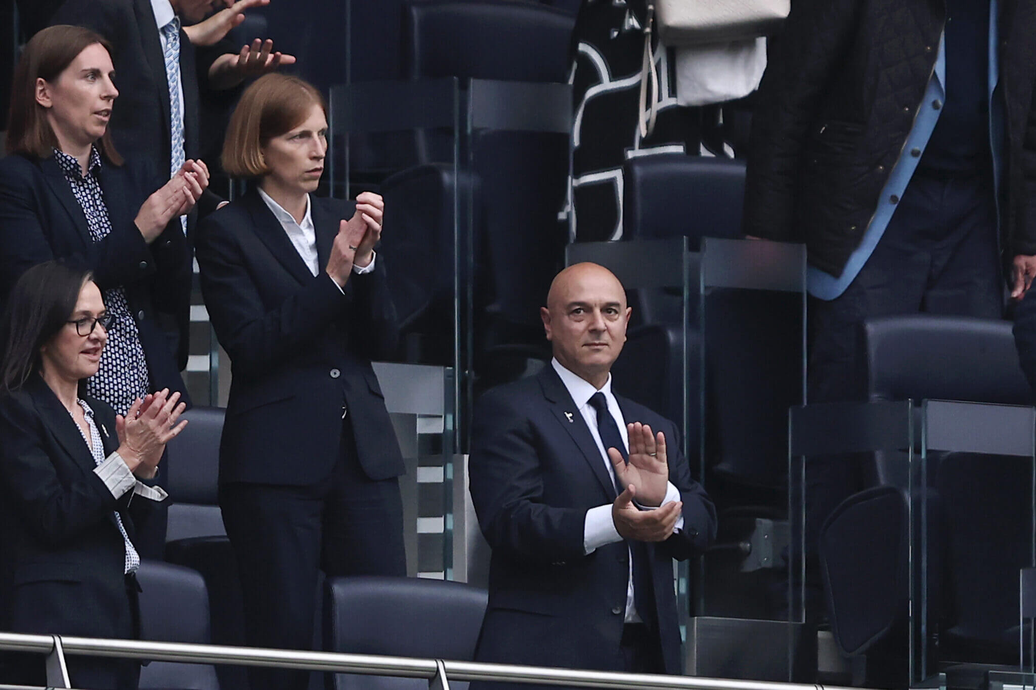 TA：曼城仅官方报价凯恩一次，后曾准备1亿镑+20m但列维拒谈