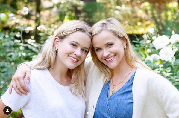 瑞丝薇斯朋同框21岁女儿「神复制样貌」网惊：根本双胞胎