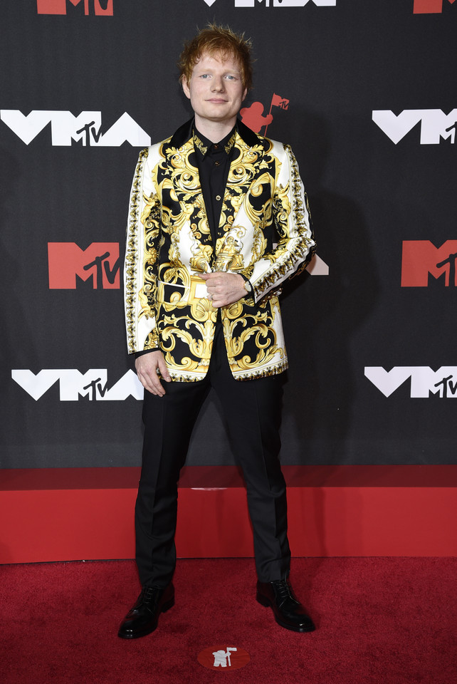 VMA万人参与明星无罩上阵！梅根福克斯「内衣薄纱」黏男友亮相