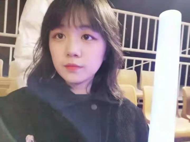 军训中想念父母的同学们,在学校军训回家的学生