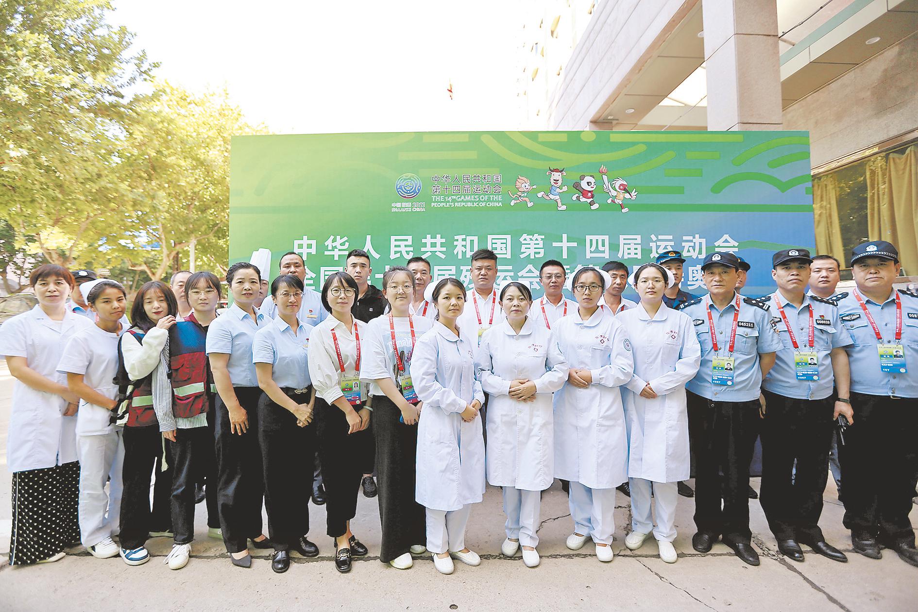 致敬！赛场内外的“小角色”——十四运会篮球女子五人制U19组比赛赛事服务者群像素描