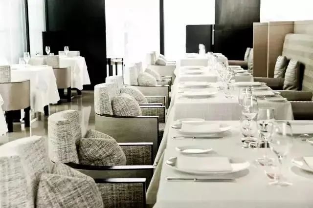 prada菜市场扔菜被拍到,prada菜市场卖的贵吗