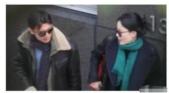 王菲谢霆锋世纪大复合大牵手图片,王菲牵谢霆锋经典瞬间