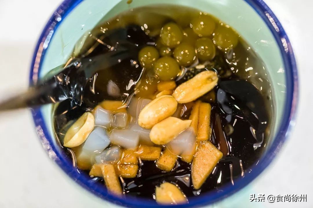 徐州闹市一角，还原了80年代的市井范儿！笸箩上菜，98元吃17样！