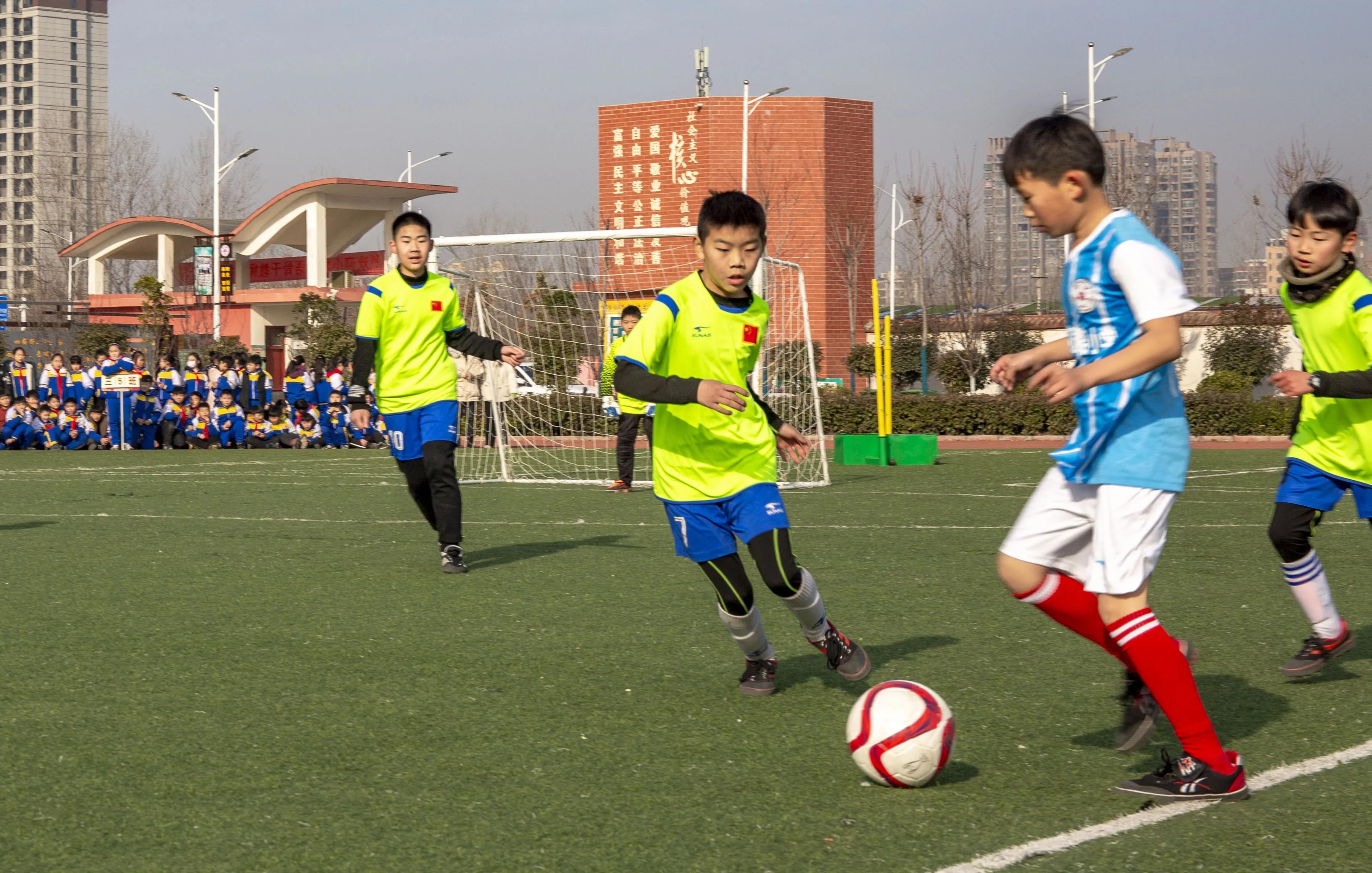 蹇箰瓒崇悆浼存垜鎴愰暱鍏崇埍鐣欏畧鍎跨,瓒崇悆閫佹暀涓嬩埂娲诲姩