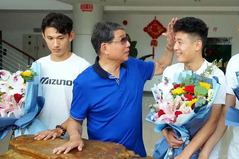 人不在江湖江湖却一直有传说,人不在江湖但总有传说