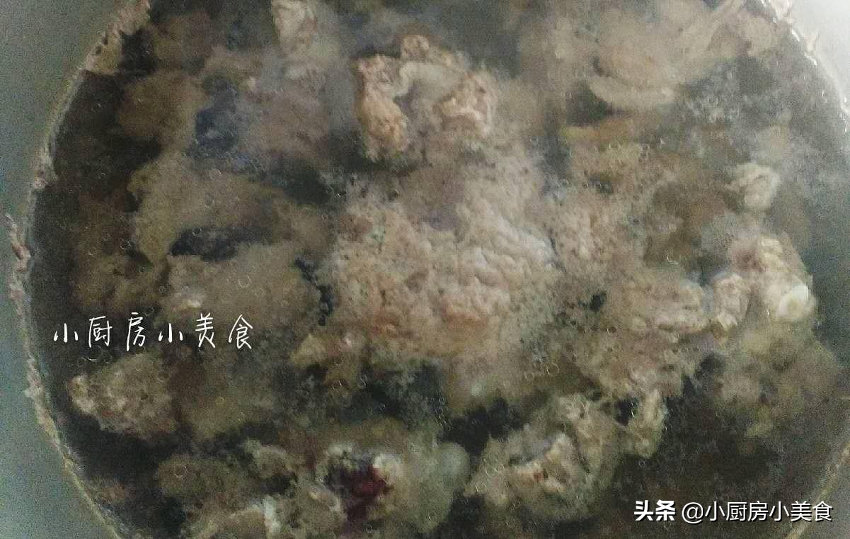 鸭子皮厚脂肪多，做粥之前简单处理一下，再下锅煮粥就不会油腻了