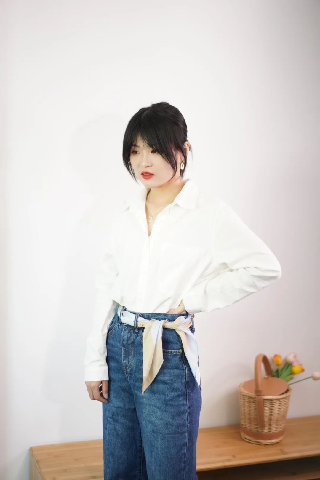 桑蚕丝丝巾春季怎样搭配衣服,春季长丝巾的系法简单又漂亮