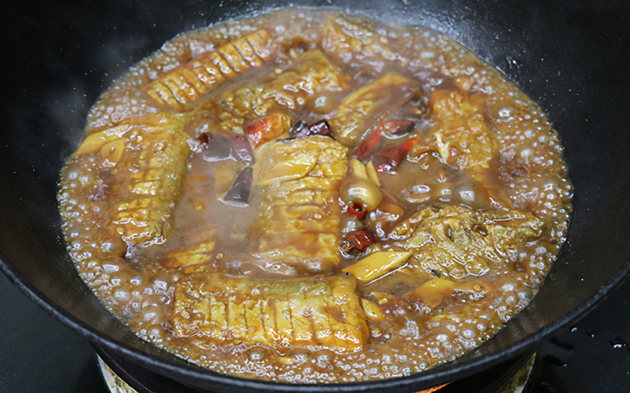 带鱼怎么做让它酥软不用吐刺,带鱼怎么做金黄酥脆一点也不腥气