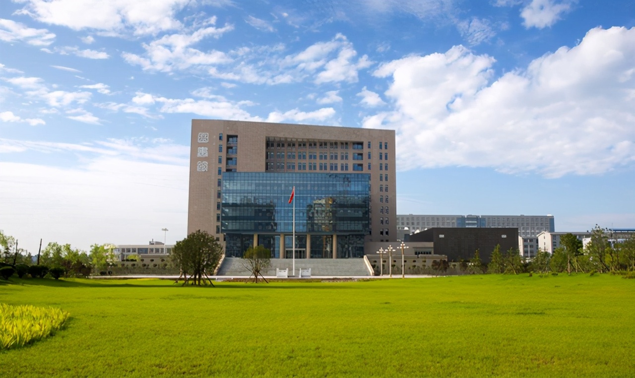 河南这所二本大学，录取分低，背景却十分强大！毕业就进银行上班