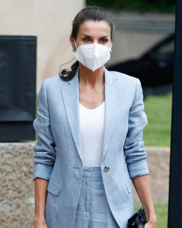 西班牙王后黑色西装上衣搭配裙子,西班牙王后穿搭少女心