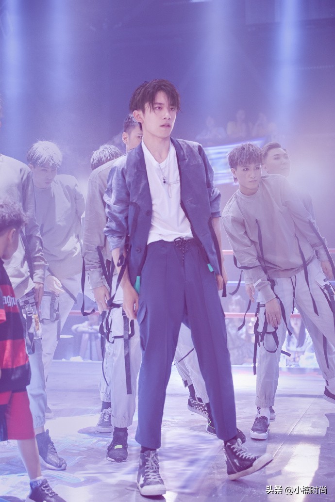 易烊千玺个人穿搭,易烊千玺痞帅夏季穿搭