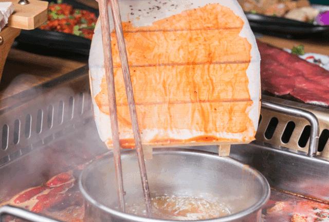 排到凌晨2点！曝光魔都这家「牛排火锅」，1折吃垮老板！