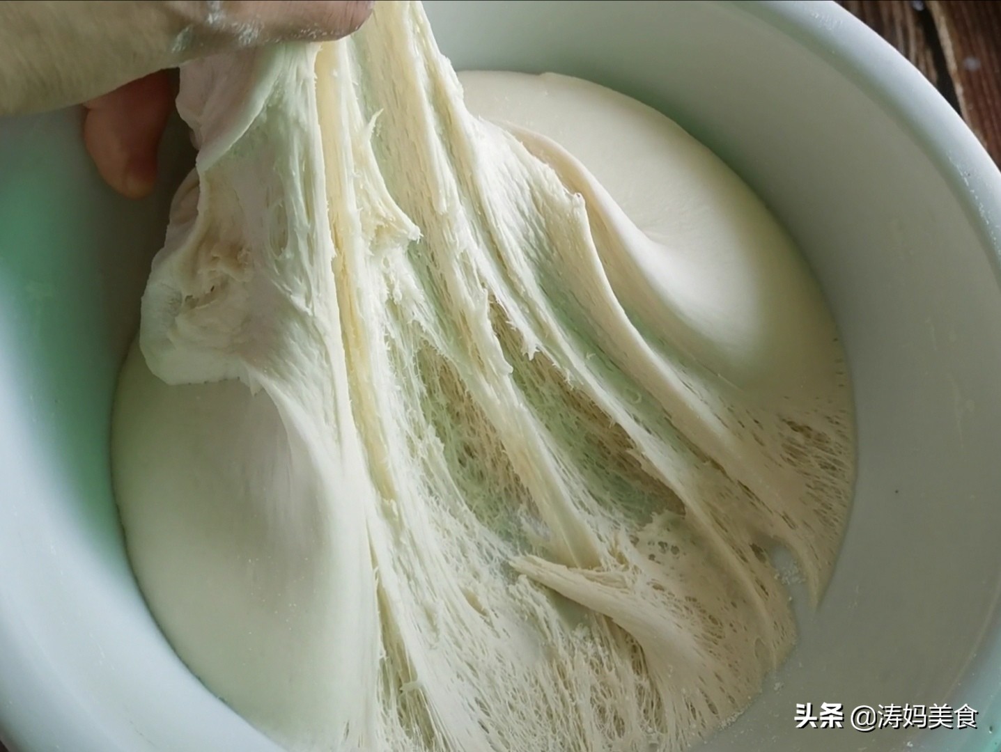 怎么消除面团里面的小气泡,发酵的面团有酒酸味怎么办