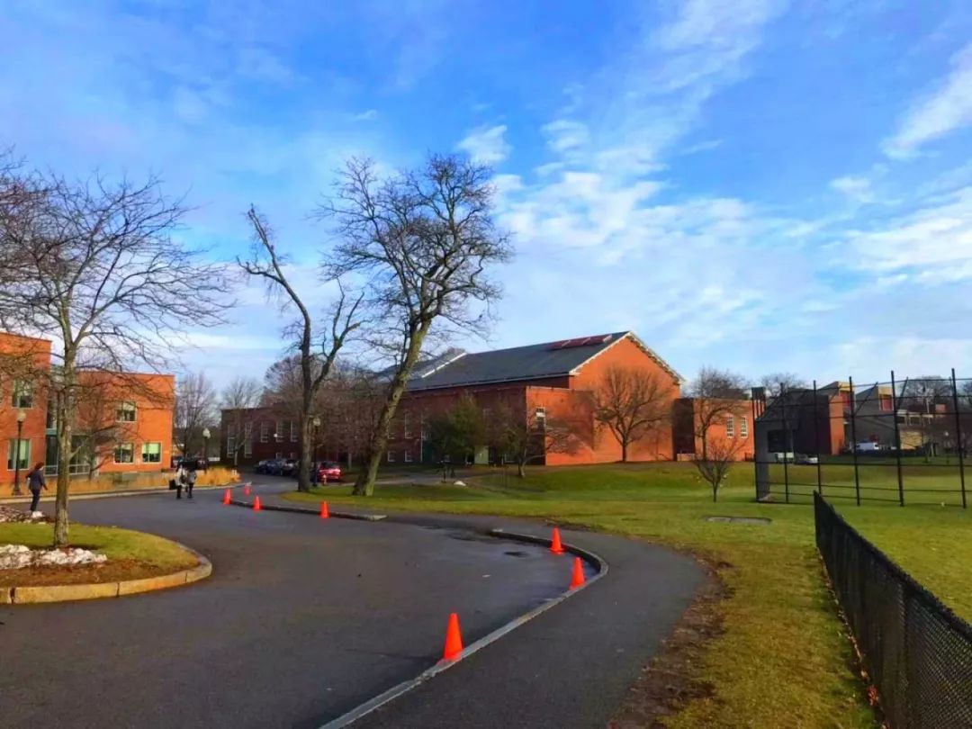 米尔顿中学位置,米尔顿中学简介