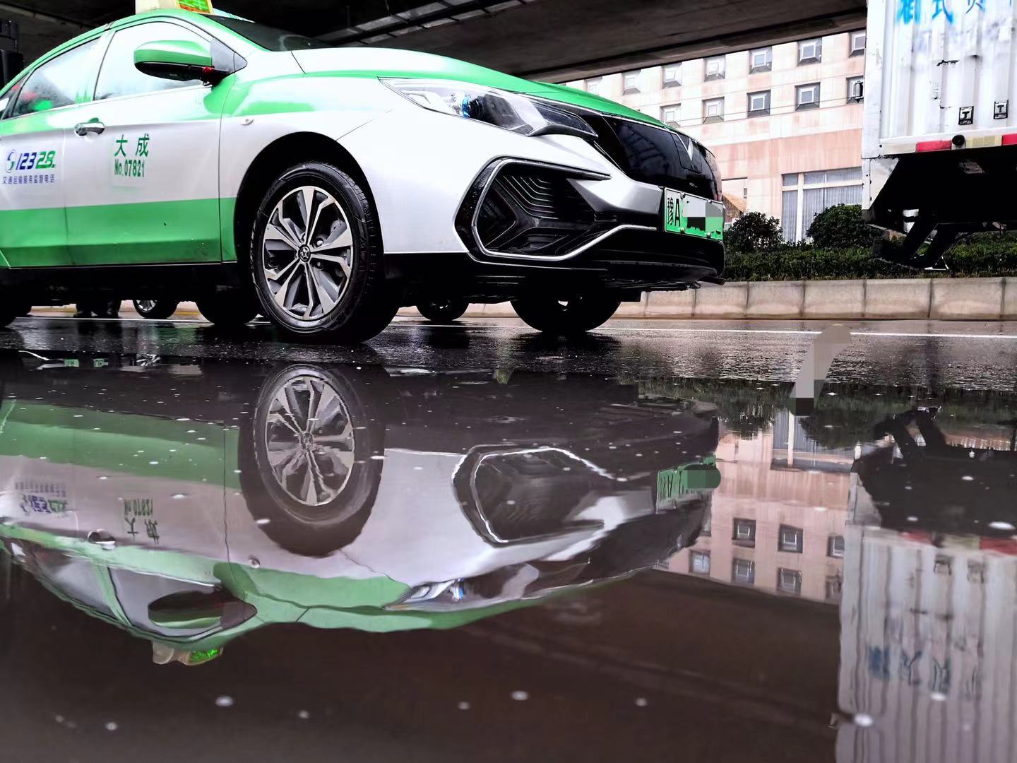 下雨新能源车涉水深度,新能源车下雨天涉水没事吧